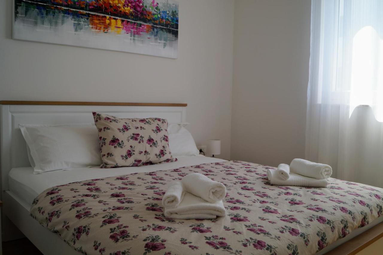 Apartment Ivona With Beautiful Seaview Makarska Buitenkant foto