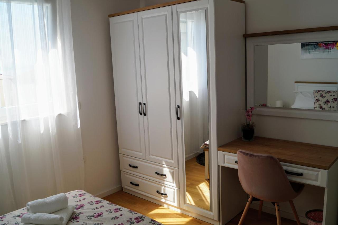 Apartment Ivona With Beautiful Seaview Makarska Buitenkant foto